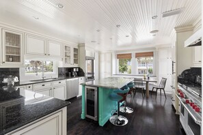 Kühlschrank, Wasserkocher mit Kaffee-/Teezubehör, Toaster