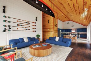 Smart-TV, Kamin, Videospiele, Tischfußball