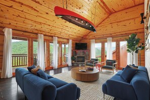 Smart-TV, Kamin, Videospiele, Tischfußball