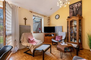 Televisio, takka, pöytätennispöytä