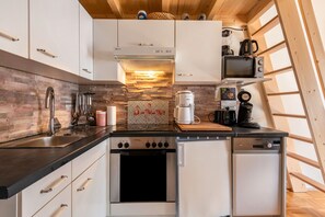 Kjøleskap, mikrobølgeovn, ovn og kokeplater