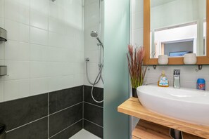 Suihku, hiustenkuivaaja, pyyhkeet