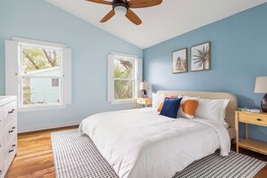 4 室のベッドルーム、デスク、アイロン / アイロン台、旅行用ベビーベッド