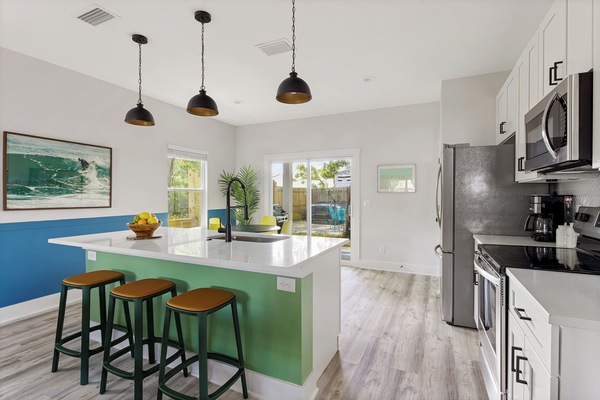 Réfrigérateur, four à micro-ondes, un four, surface de cuisson