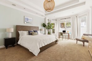 7 habitaciones, escritorio y tabla de planchar con plancha