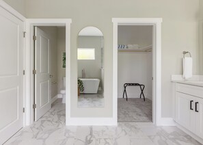 Dusj, hårføner og håndklær