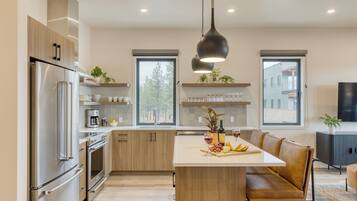 Refrigerador, microondas, horno y parrilla de estufa