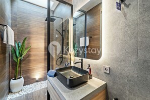 Villa, 3 Bedrooms, Private Pool | Bathroom | Shower, free toiletries, towels, soap - Kleio Villa by Kozystay - Canggu (Canggu)