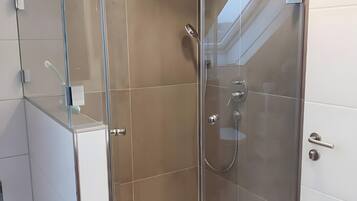 Douche, sĂšche-cheveux, serviettes fournies