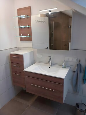 Dusj, hårføner og håndklær