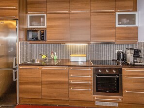 Fridge, microwave, dishwasher, cookware/dishes/utensils