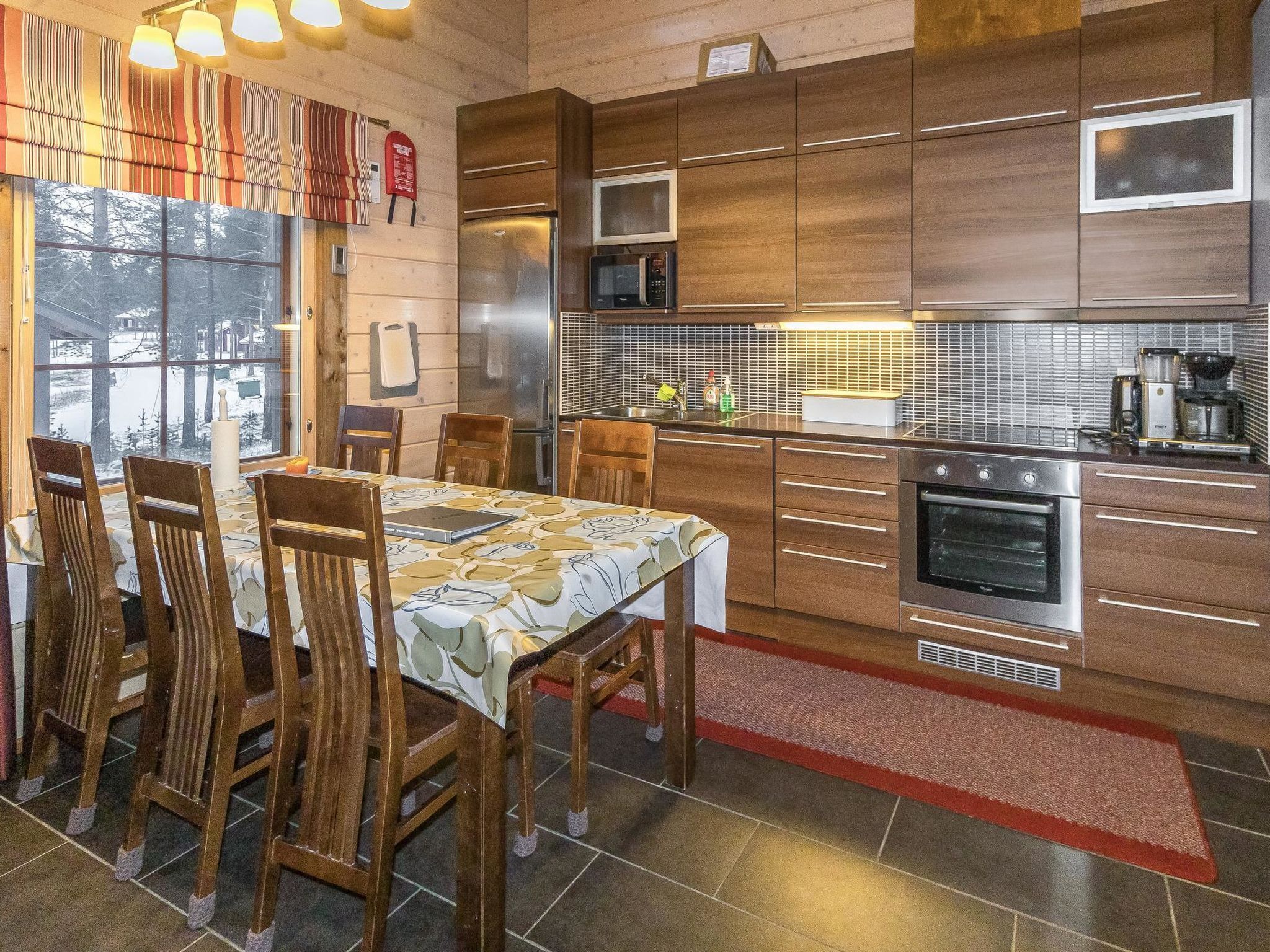 冷蔵庫、電子レンジ、食器洗い機、調理器具と食器