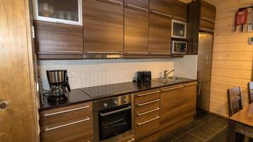 Fridge, microwave, dishwasher, cookware/dishes/utensils