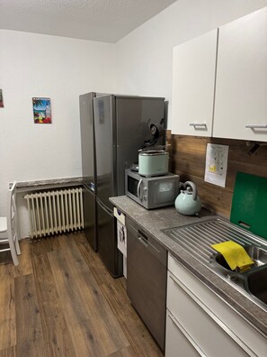 Frigorífic, microones, forn i placa de cuina 