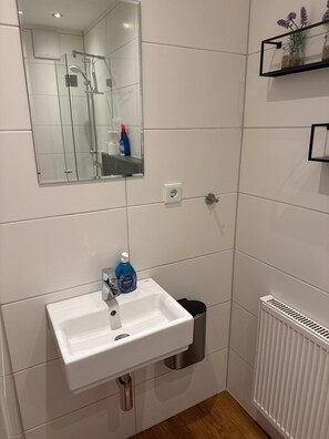 Een douche, handdoeken