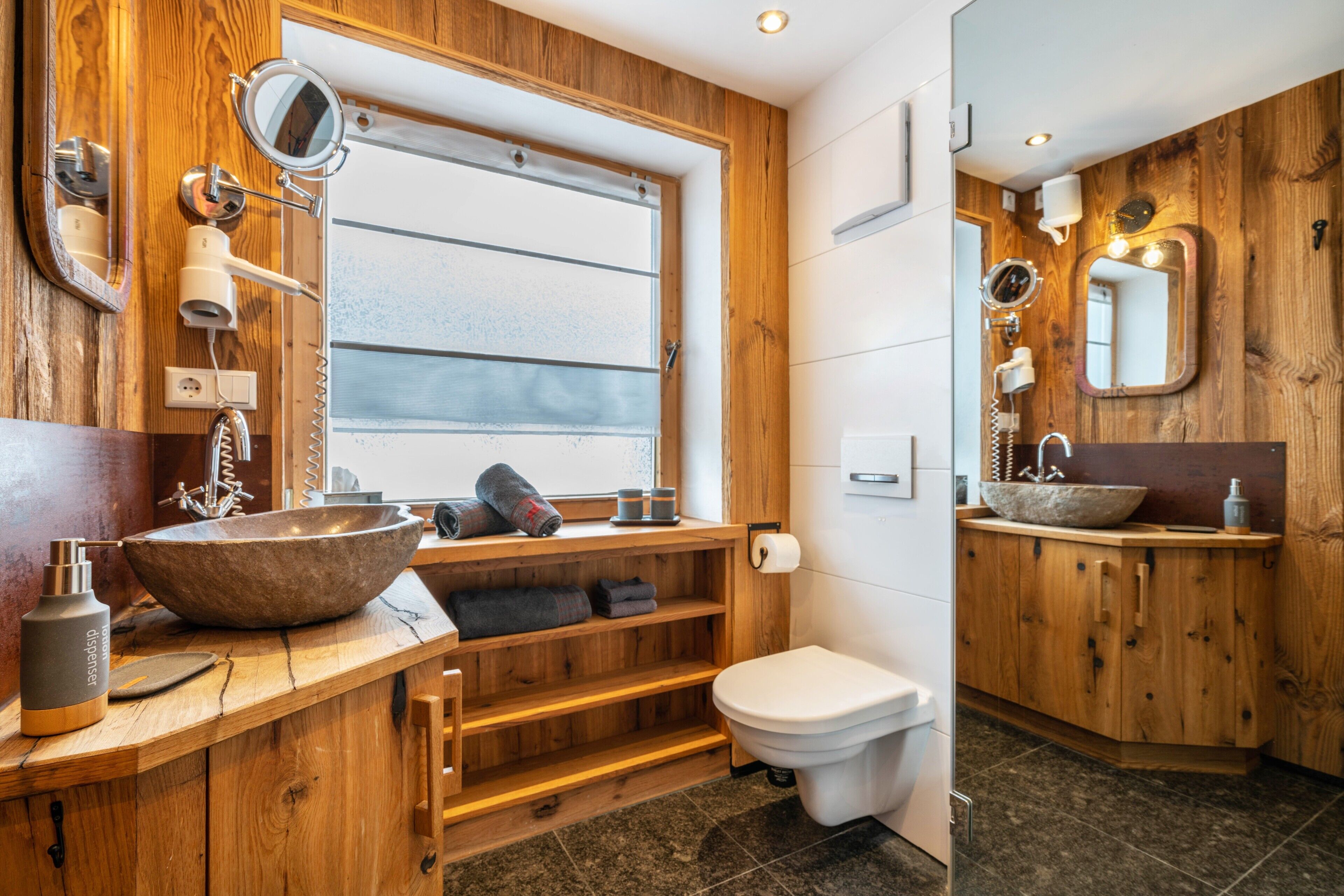 シャワー、ヘアドライヤー、タオル