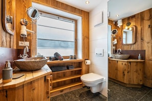 Douche, séchoir à cheveux, serviettes fournies