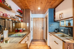 Køleskab, kogeplade, opvaskemaskine, kaffe-/temaskine