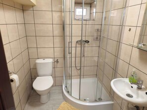 Maison, 2 chambres, accessible aux personnes à mobilité réduite, patio | Salle de bain