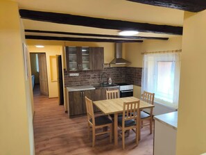 Casa, 2 quartos, acessível, varanda | Sala de jantar