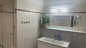Dusche, Haartrockner, Handtücher