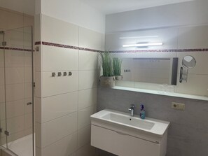 Dusche, Haartrockner, Handtücher