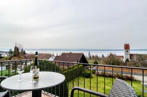 Outdoor dining - Room 'Doppelzimmer Mit Balkon' with Lake View, Balcony and Wi-Fi (Hagnau am Bodensee)