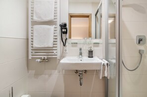 Douche, sèche-cheveux, serviettes fournies