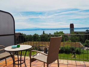 Outdoor dining - Double Room with Lake View, Balcony and Wi-Fi (Hagnau am Bodensee)