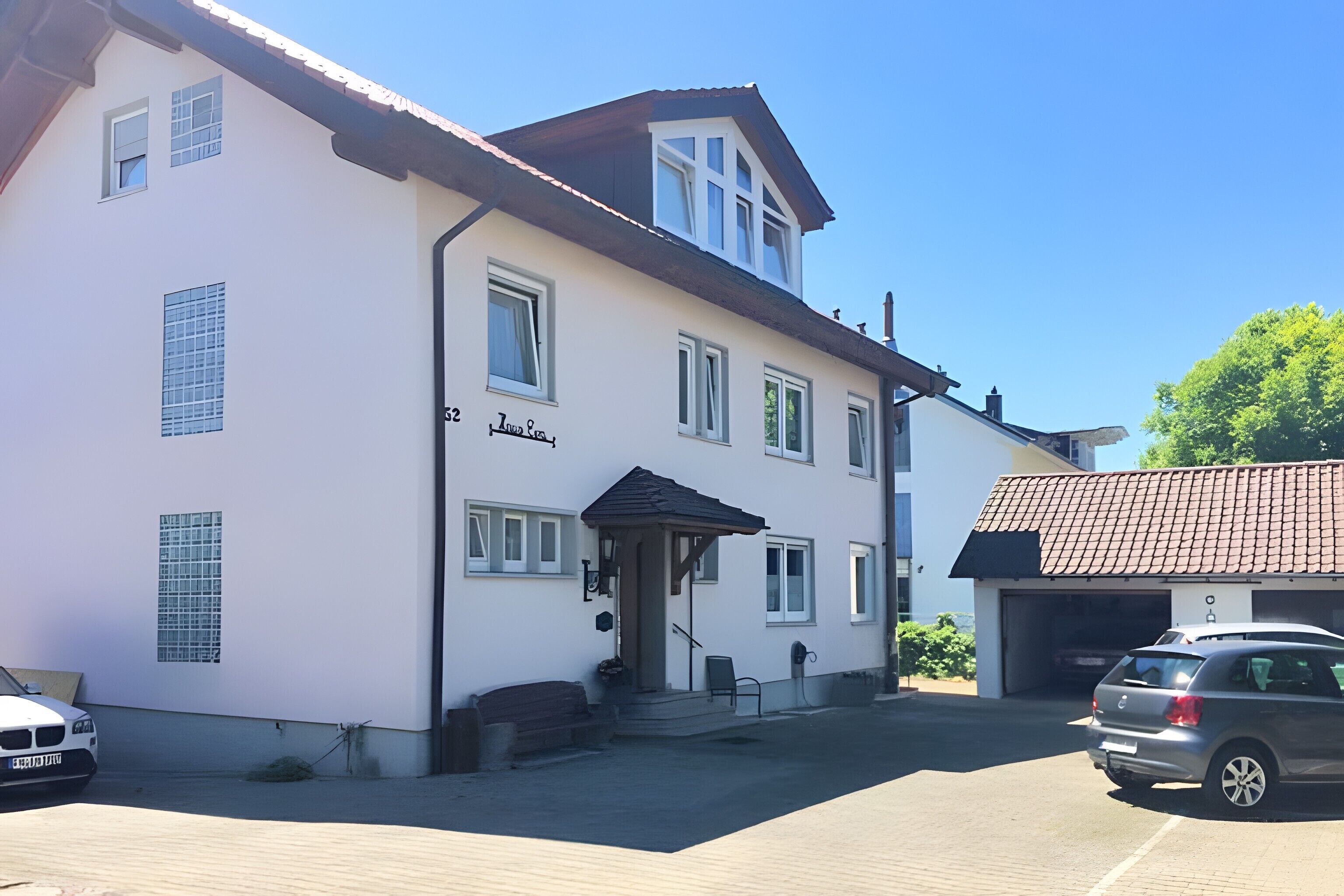 Un edificio di due piani con un cartello che riporta 'Lodge Carst'.