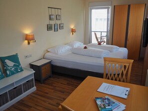 1 bedroom, free WiFi, bed sheets - Double Room with Lake View, Balcony and Wi-Fi (Hagnau am Bodensee)