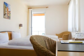 1 bedroom, free WiFi, bed sheets - Double Room with Lake View, Balcony and Wi-Fi (Hagnau am Bodensee)