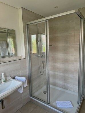 Dusche, Haartrockner, Handtücher