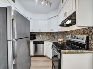 Køleskab, mikrobølgeovn, ovn, kogeplade