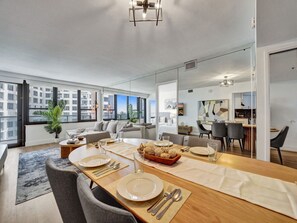 Dining - Beautiful Oceanview Condo 2 Bedrooms, 2 Bathrooms with Beach Service 709 (Miami Beach)