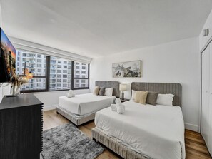 2 habitaciones, tabla de planchar con plancha y cuna de viaje
