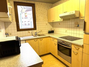 Køleskab, mikrobølgeovn, ovn, kogeplade