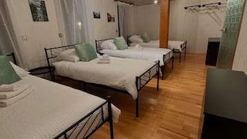 4 室のベッドルーム、WiFi (無料)、ベッドシーツ