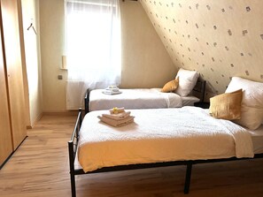 4 bedrooms, free WiFi, bed sheets - Worker House Reutlingen 2 – Wi-Fi, Parking, Single Rooms (Pfullingen)