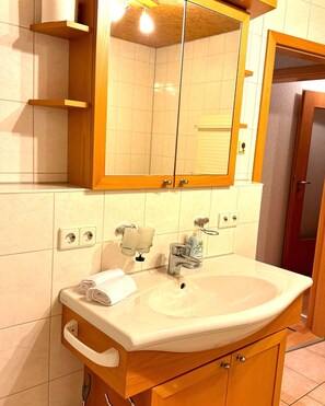 Shower, towels - Pfullingen 2 – Comfortable Accommodation for Workers (Pfullingen)