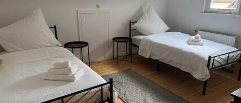 3 室のベッドルーム、WiFi (無料)、ベッドシーツ