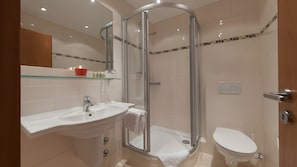 Shower, hair dryer, towels - Room 'Komfortzimmer' with Mountain View, Private Terrace and Wi-Fi (Hagnau am Bodensee)