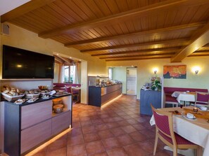 Dining - Comfort Room with Side Lake View, Balcony and Wi-Fi (Hagnau am Bodensee)