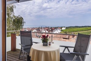 Outdoor dining - Comfort Room with Side Lake View, Balcony and Wi-Fi (Hagnau am Bodensee)