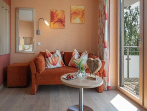TV - Comfort Room with Side Lake View, Balcony and Wi-Fi (Hagnau am Bodensee)