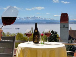 Outdoor dining - Comfort Room with Side Lake View, Balcony and Wi-Fi (Hagnau am Bodensee)