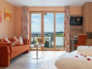 1 bedroom, free WiFi, bed sheets - Comfort Room with Side Lake View, Balcony and Wi-Fi (Hagnau am Bodensee)