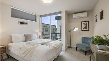 2 bedrooms, desk, iron/ironing board, WiFi