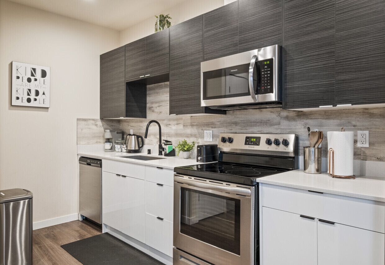 Réfrigérateur, micro-ondes, four, plaque de cuisson