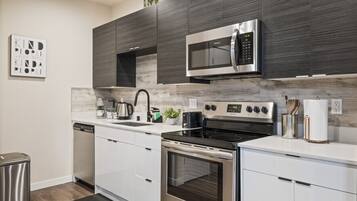 Réfrigérateur, micro-ondes, four, plaque de cuisson